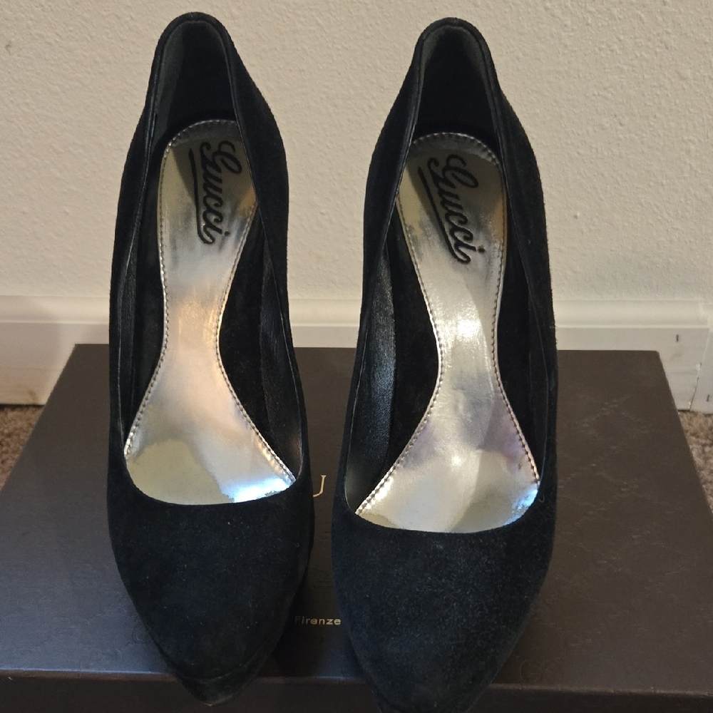 Gucci Black Classic Heels with Rounded Toe